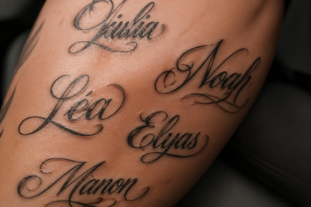 découvrez nos tatouages prénoms en calligraphie élégante pour sublimer votre peau avec style et finesse. personnalisez votre corps avec des motifs uniques et raffinés.