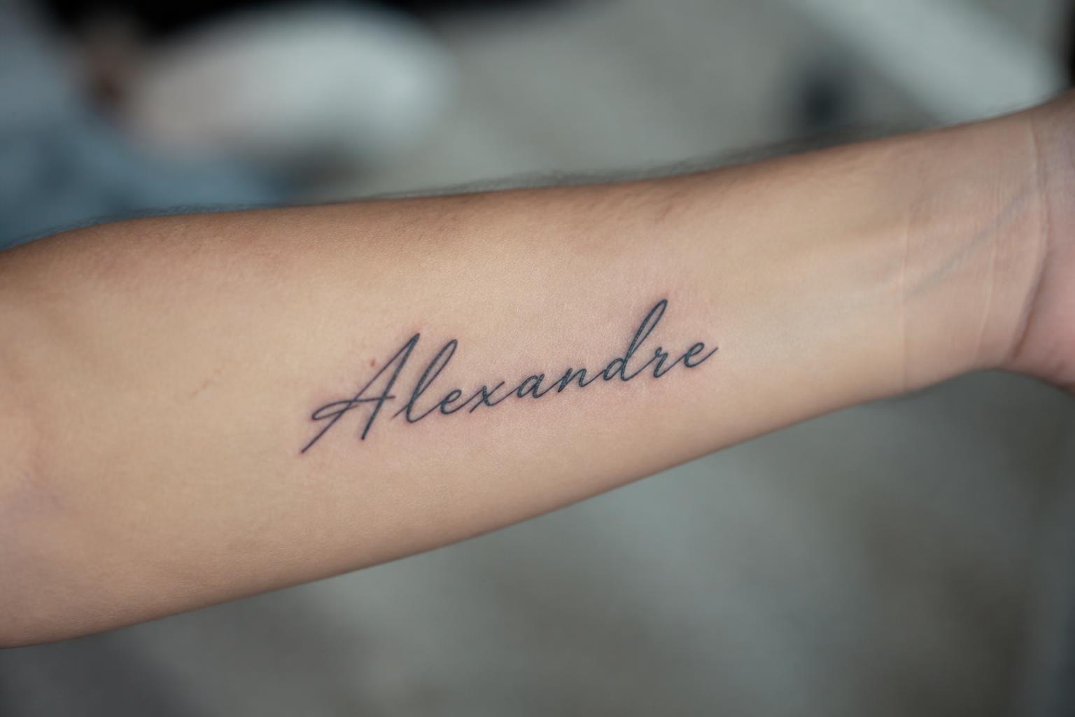 essayez votre futur tatouage prénom grâce à notre simulation réaliste. visualisez le rendu sur votre peau avant de vous lancer et soyez sûr de votre choix.