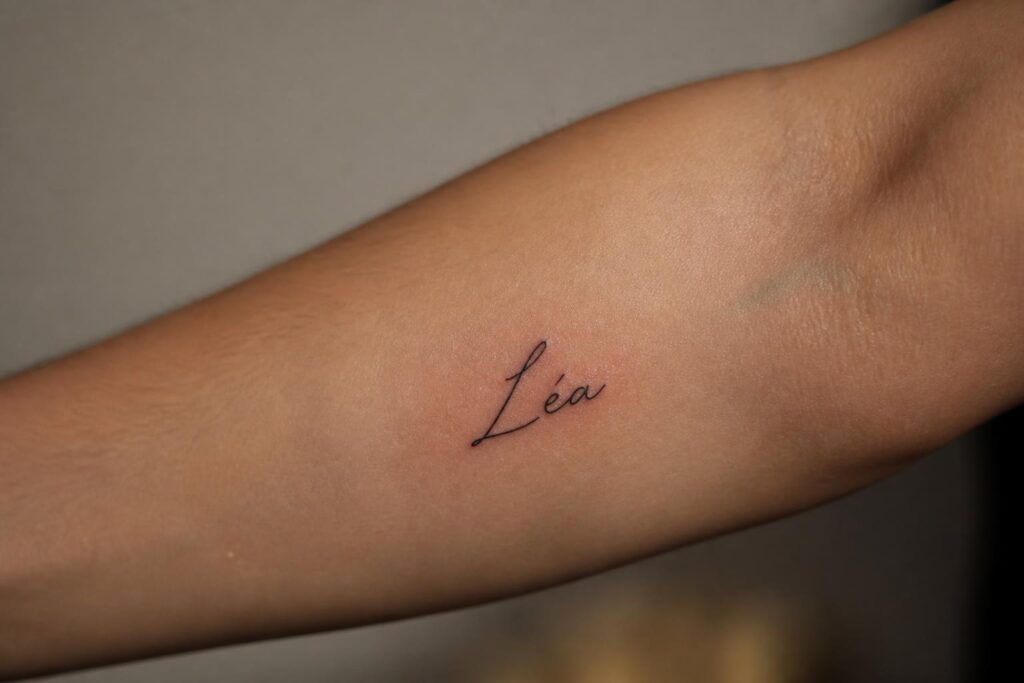 essayez votre futur tatouage prénom en simulation pour visualiser le résultat avant de vous engager. testez différents styles et emplacements facilement et en toute sécurité.