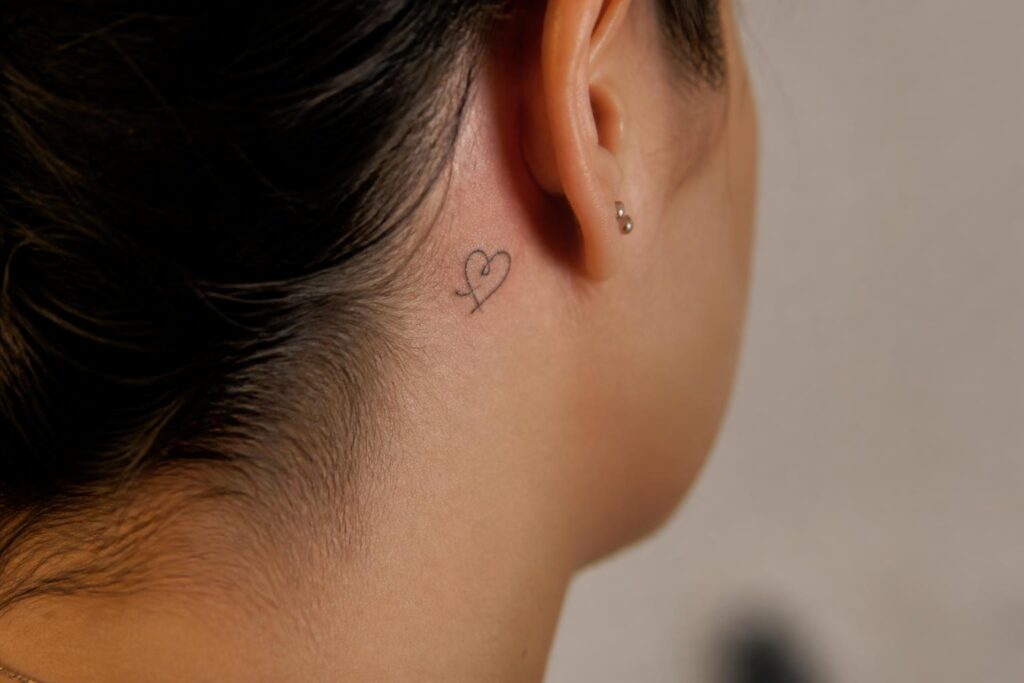 découvrez comment un tatouage amour discret peut exprimer vos sentiments avec élégance et subtilité, pour un message intime et personnel.