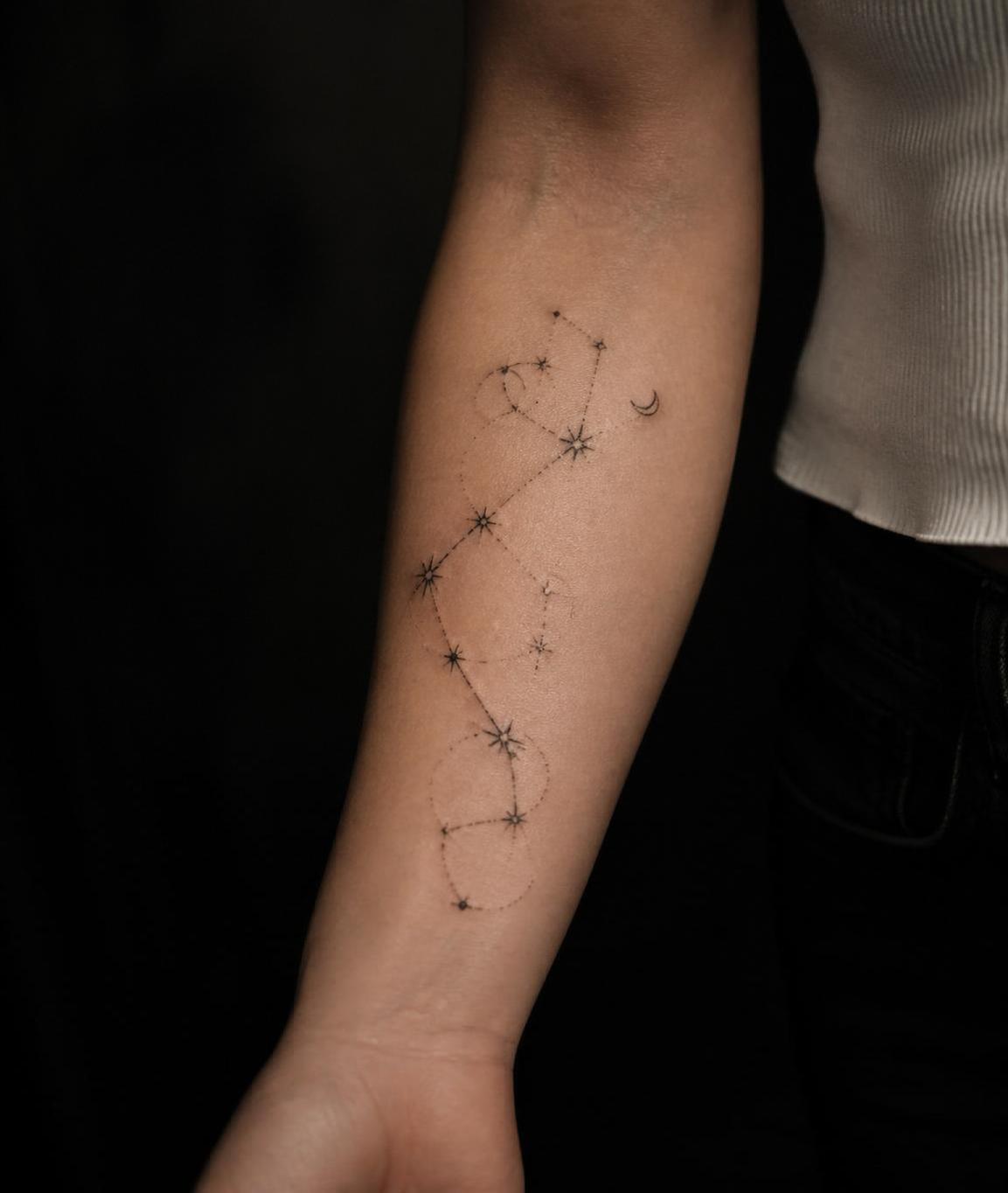 Tatouage astrologie : donnez vie à votre signe zodiacal sur la peau 2 découvrez comment exprimer votre personnalité unique avec un tatouage astrologie inspiré de votre signe zodiacal. créez un dessin qui reflète votre identité et vos traits grâce à l'art du tatouage.