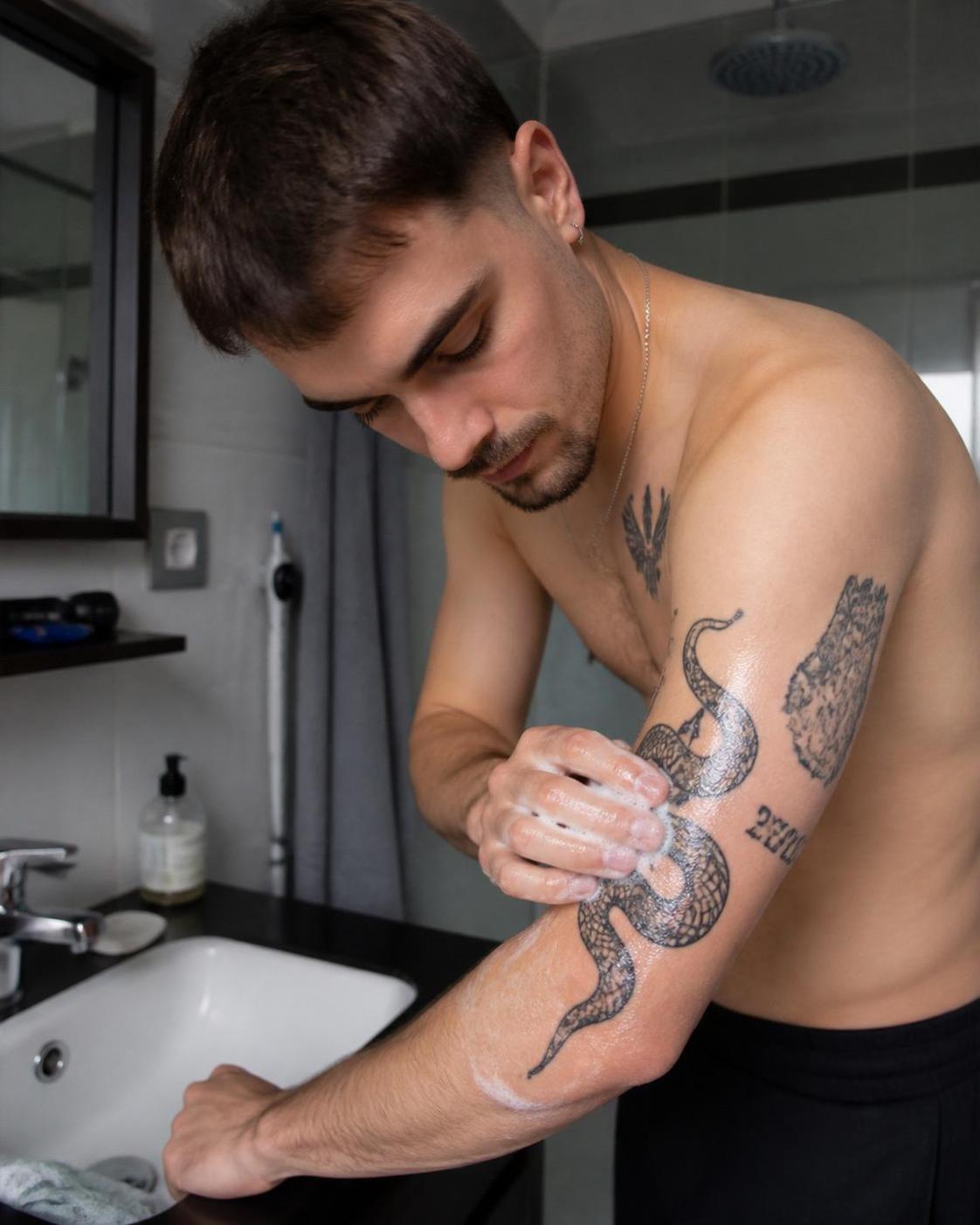 découvrez les soins essentiels à adopter après un tatouage pour assurer une cicatrisation optimale et préserver la beauté de votre tatouage.