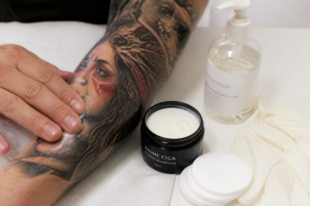 découvrez les soins essentiels à appliquer après un tatouage pour assurer une cicatrisation optimale et préserver la beauté de votre nouveau dessin.