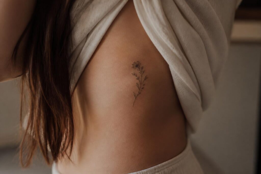 découvrez des idées élégantes de tatouages discrets sur le flanc pour femme, parfaits pour un look subtil et raffiné.