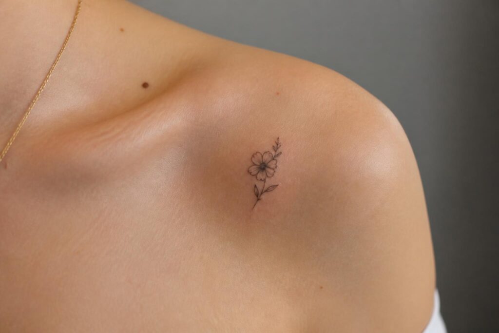 découvrez le tatouage fleur discret, symbole d'élégance subtile et de beauté naturelle, parfait pour une touche délicate à fleur de peau.