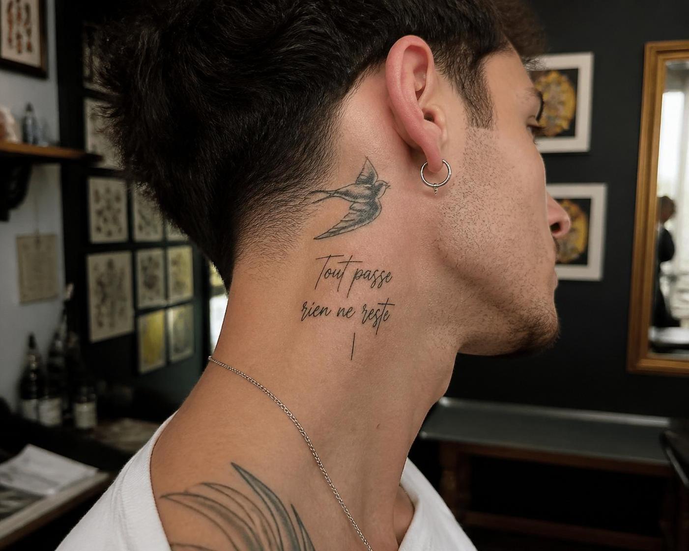 découvrez des idées de tatouages de phrases pour homme au cou et affirmez votre style avec des inspirations uniques et personnalisées.