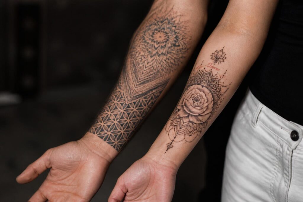 découvrez le tour de bras tatouage parfait pour exprimer votre style unique et révéler votre personnalité avec des motifs originaux et authentiques.