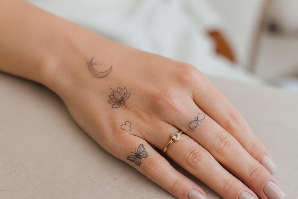 découvrez notre guide du tatouage symbolique féminin, explorez les significations profondes des motifs et trouvez l'inspiration pour un tatouage unique et personnel.