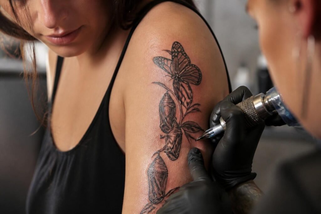 découvrez comment le tatouage devient un symbole puissant lors des grandes transformations personnelles, marquant un nouveau départ et une identité renouvelée.