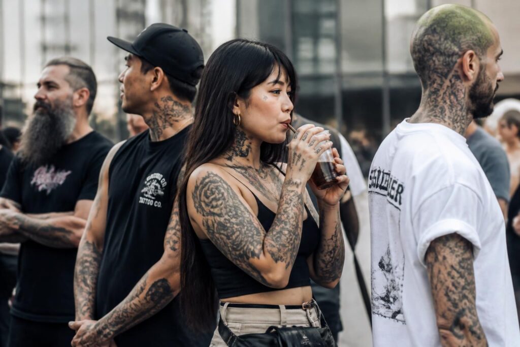 découvrez l'évolution et la signification du tatouage dans la société actuelle, son impact culturel et les perceptions modernes autour de cet art corporel.