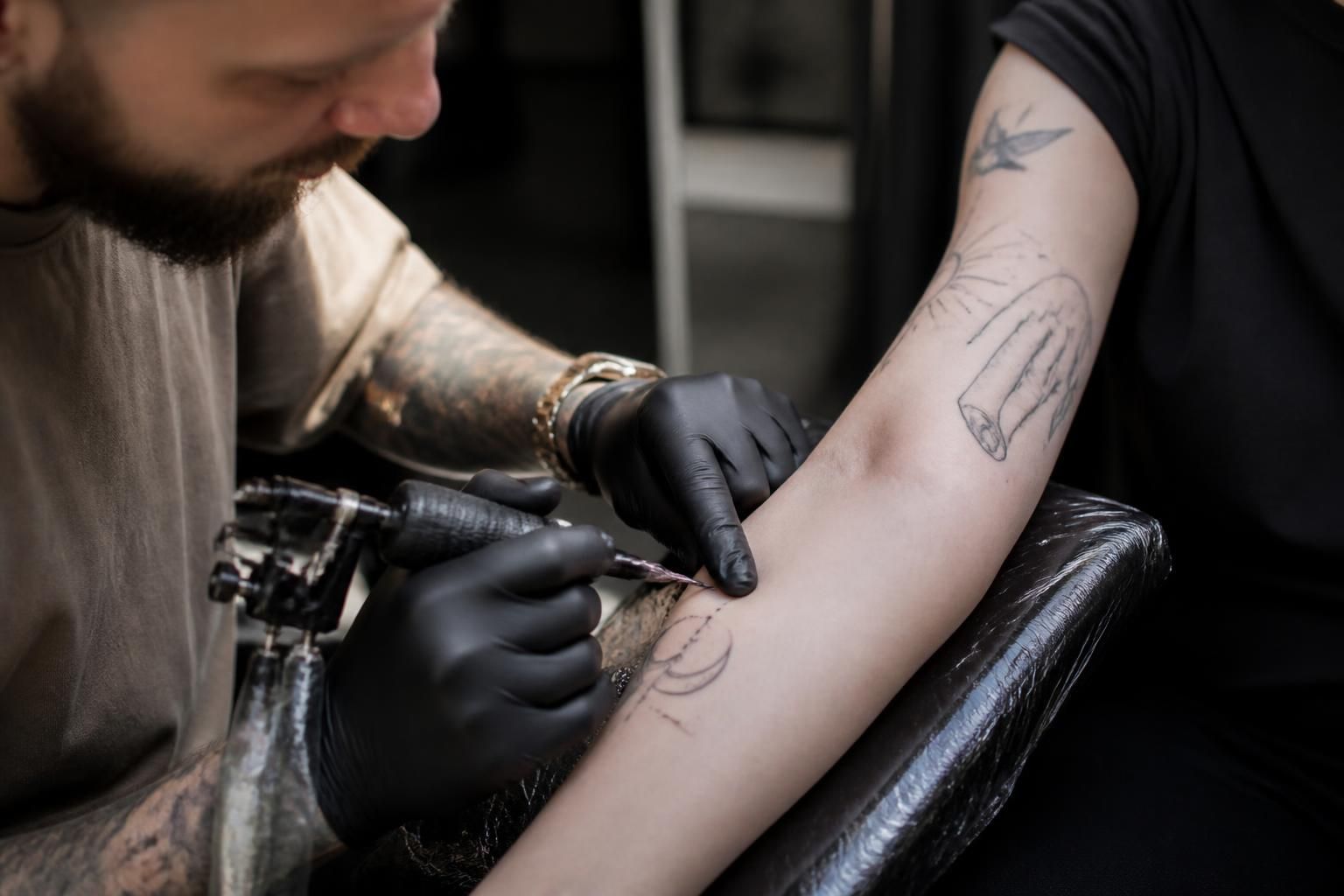 découvrez les tendances tatouage actuelles expliquées en détail pour rester à la pointe de la mode et trouver l'inspiration parfaite pour votre prochain tatouage.