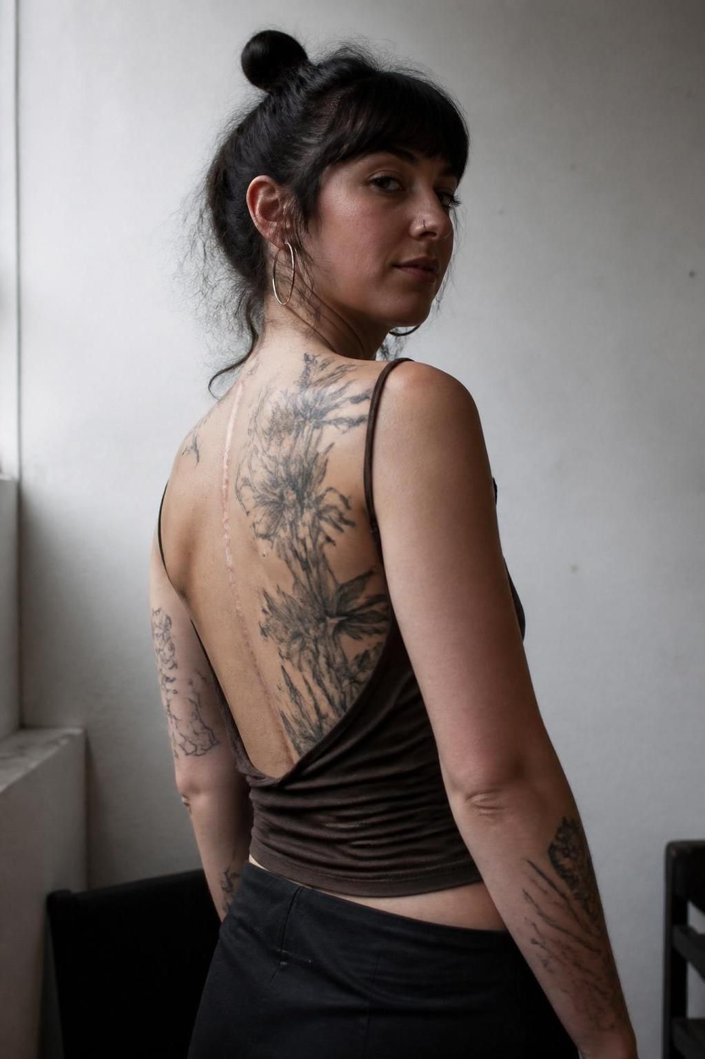 découvrez comment le tatouage peut être un puissant moyen d'acceptation de soi et d'expression personnelle pour mieux aimer son corps.