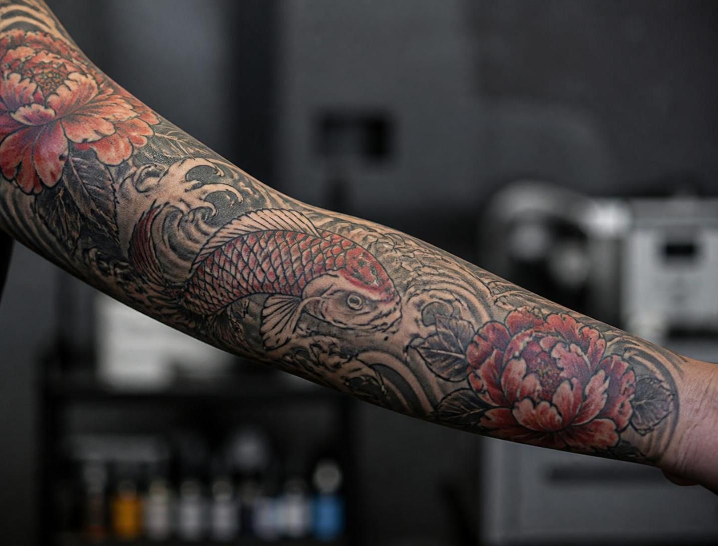 découvrez comment le tatouage influence la perception et la relation au corps, entre expression personnelle et symbolisme culturel.