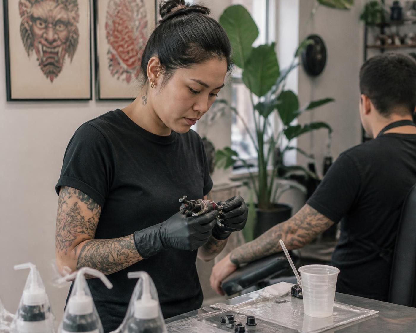 découvrez comment les nouvelles générations perçoivent le tatouage, entre art, expression personnelle et tendances contemporaines.