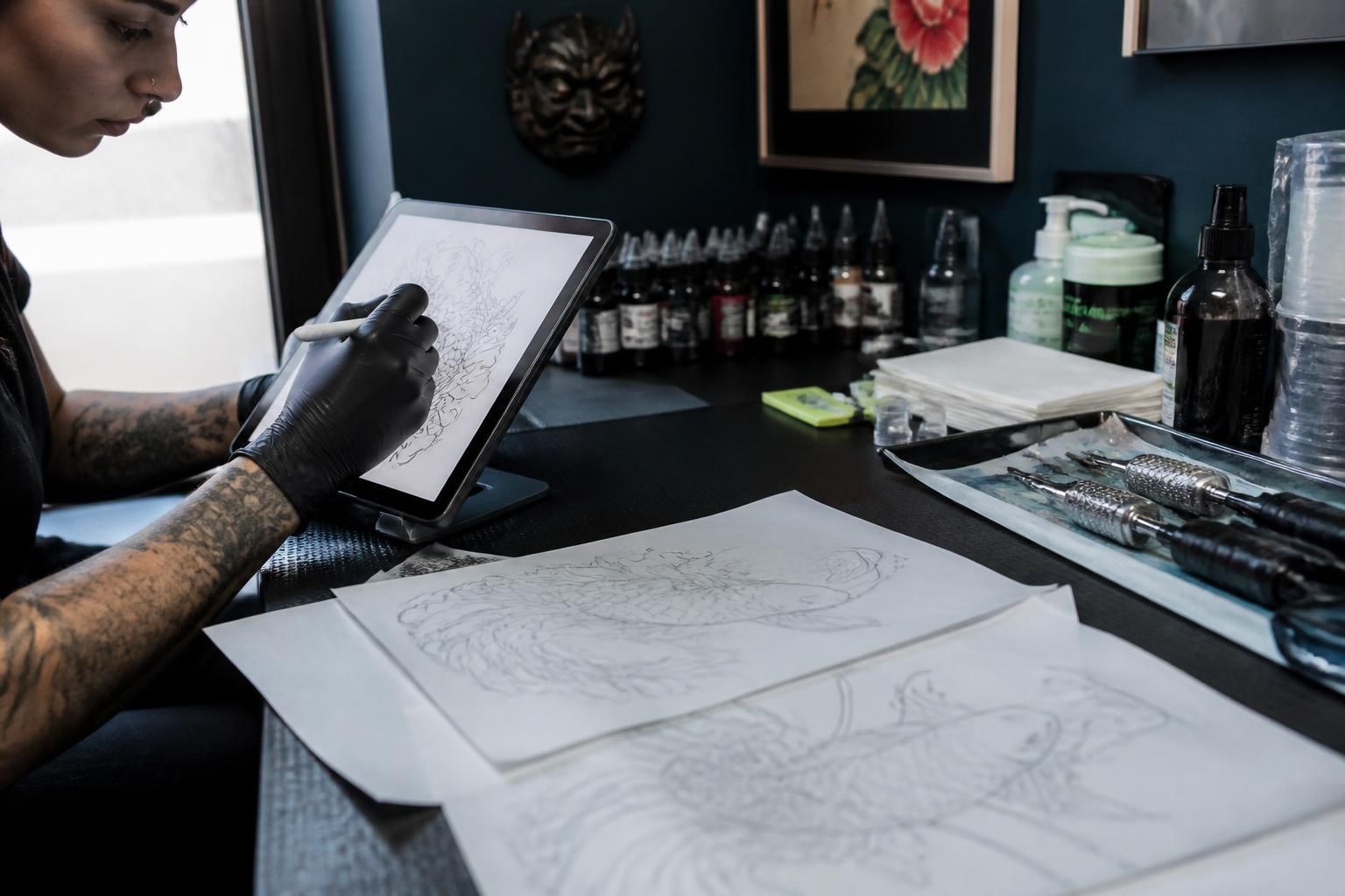 découvrez comment le tatouage reflète l'identité moderne et les différentes expressions personnelles dans notre société contemporaine.