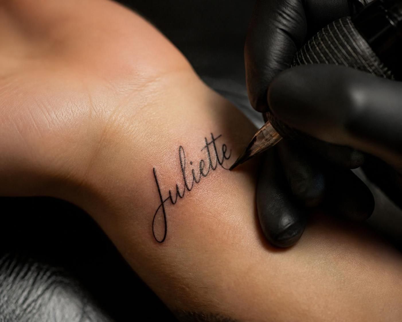 découvrez comment choisir l'écriture idéale pour votre tatouage en explorant différentes polices et styles adaptés à votre personnalité et à votre peau.