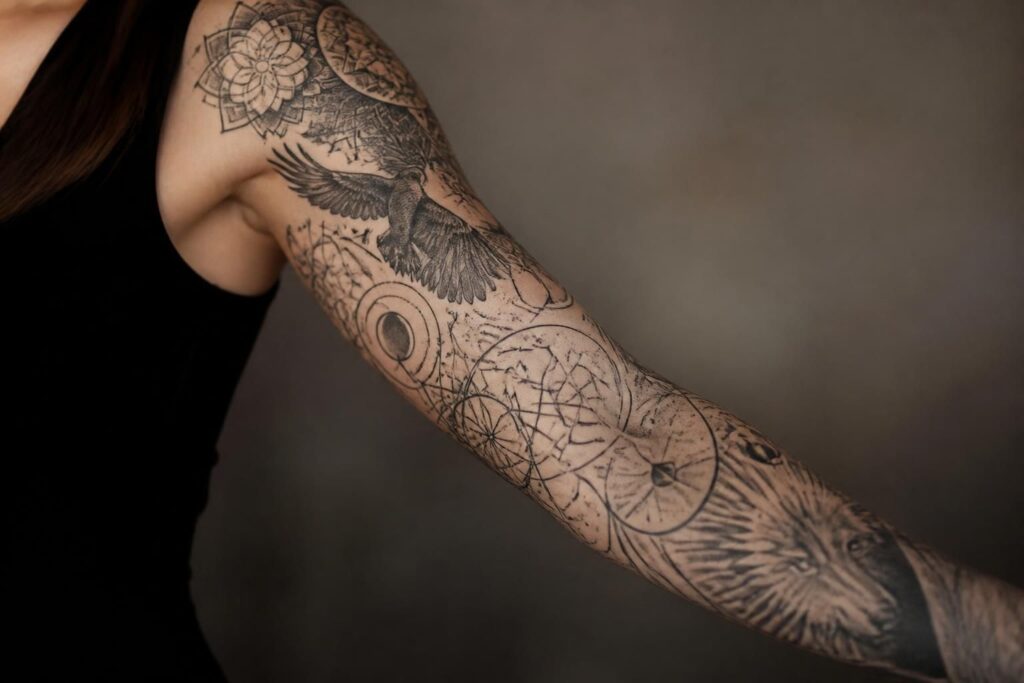 découvrez des idées originales de tatouages pour bras de femme, bien au-delà des traditionnelles fleurs, pour exprimer votre style unique.