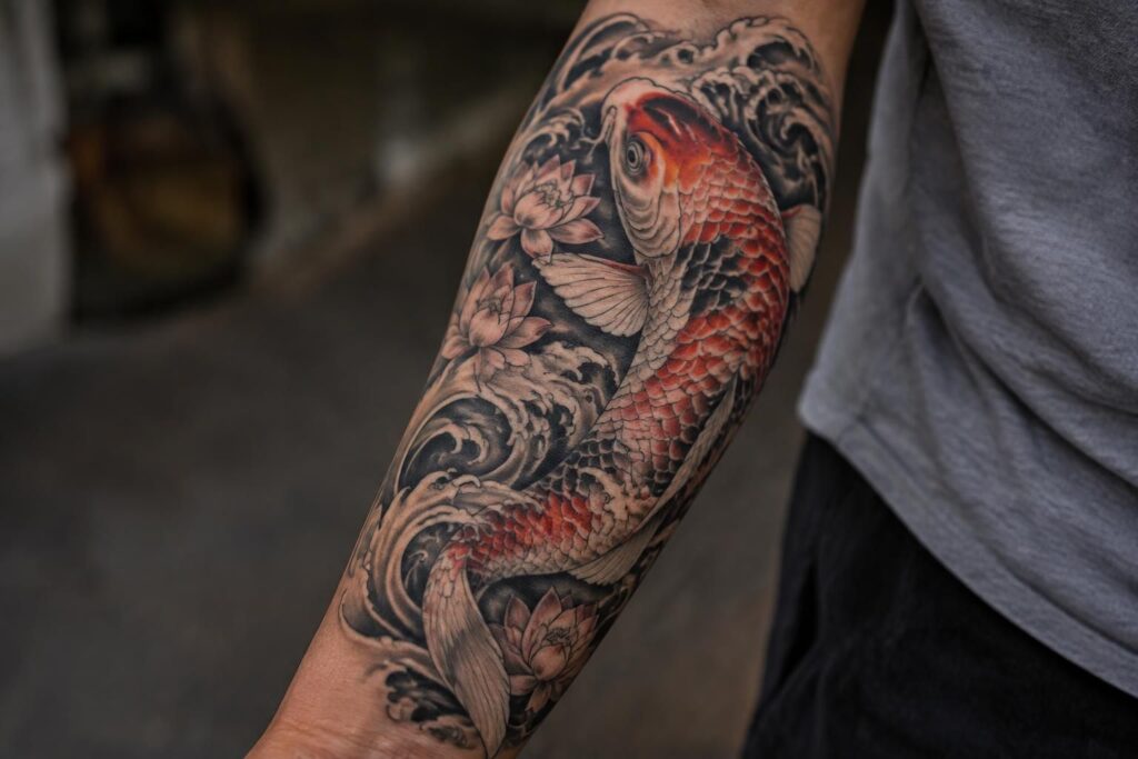 découvrez la signification du tatouage de carpe koï, symbole de chance, de persévérance et de force, ainsi que ses origines et ses variantes.
