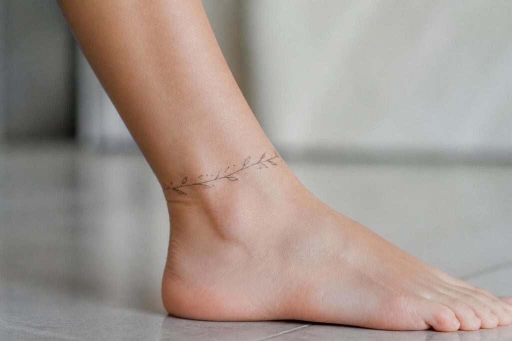 découvrez les idées de tatouages discrets pour cheville femme, alliant élégance et subtilité pour un style raffiné et personnel.