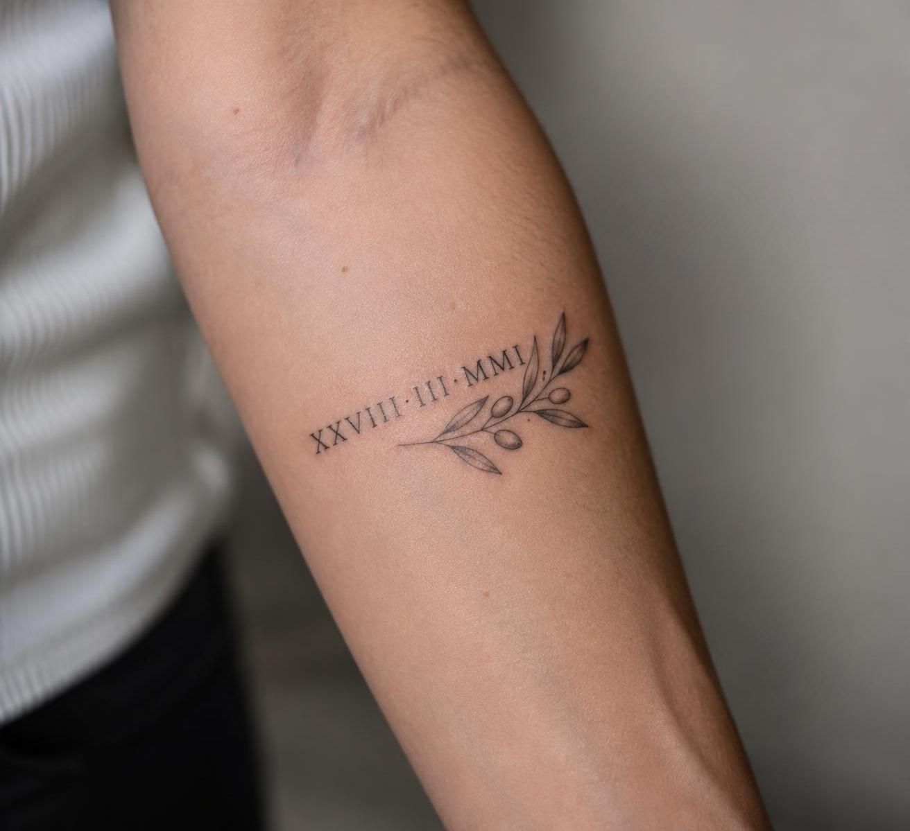 Tatouage date de naissance : comment le mettre en valeur 2 découvrez comment mettre en valeur un tatouage de date de naissance grâce au choix du style, de l’emplacement et des détails qui le rendent unique.