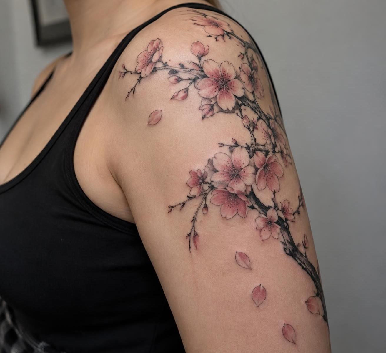 découvrez la symbolique du tatouage fleur de cerisier, motif japonais associé à la beauté éphémère, au renouveau et à la force de vivre.