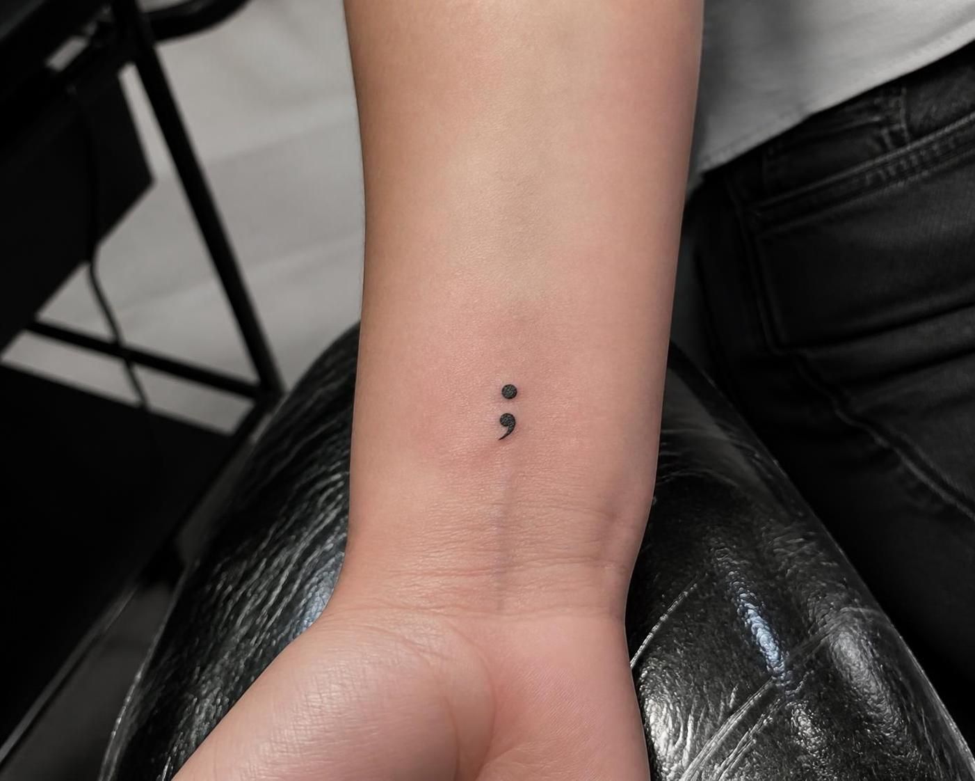 Tatouage point-virgule : la symbolique derrière ce signe d'espoir 2 découvrez la symbolique profonde du tatouage point-virgule, un signe d'espoir et de résilience inspirant ceux qui le portent.
