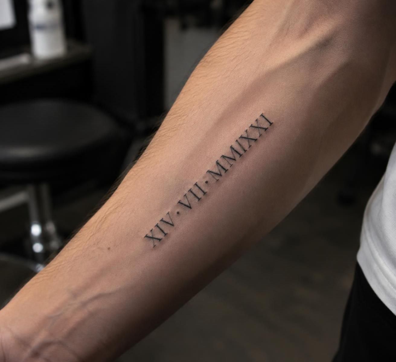 découvrez la symbolique des tatouages de chiffres : dates, nombres porte-bonheur et messages personnels cachés derrière chaque motif.