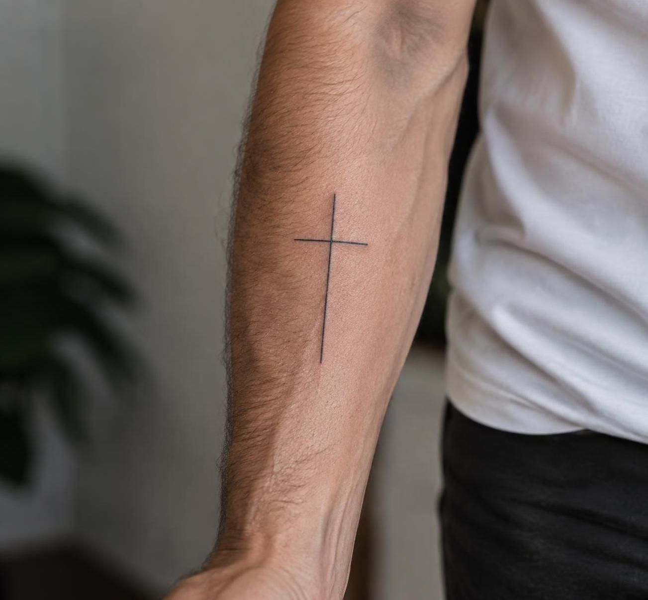 découvrez les styles de tatouage croix pour homme qui associent force et sobriété, des motifs minimalistes aux designs plus marqués.