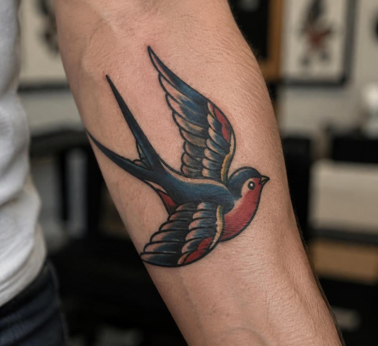Tatouage hirondelle : la symbolique de cet oiseau iconique 2 découvrez la symbolique du tatouage hirondelle, un motif emblématique associé à la liberté, au voyage, à l’espoir et au retour aux sources.