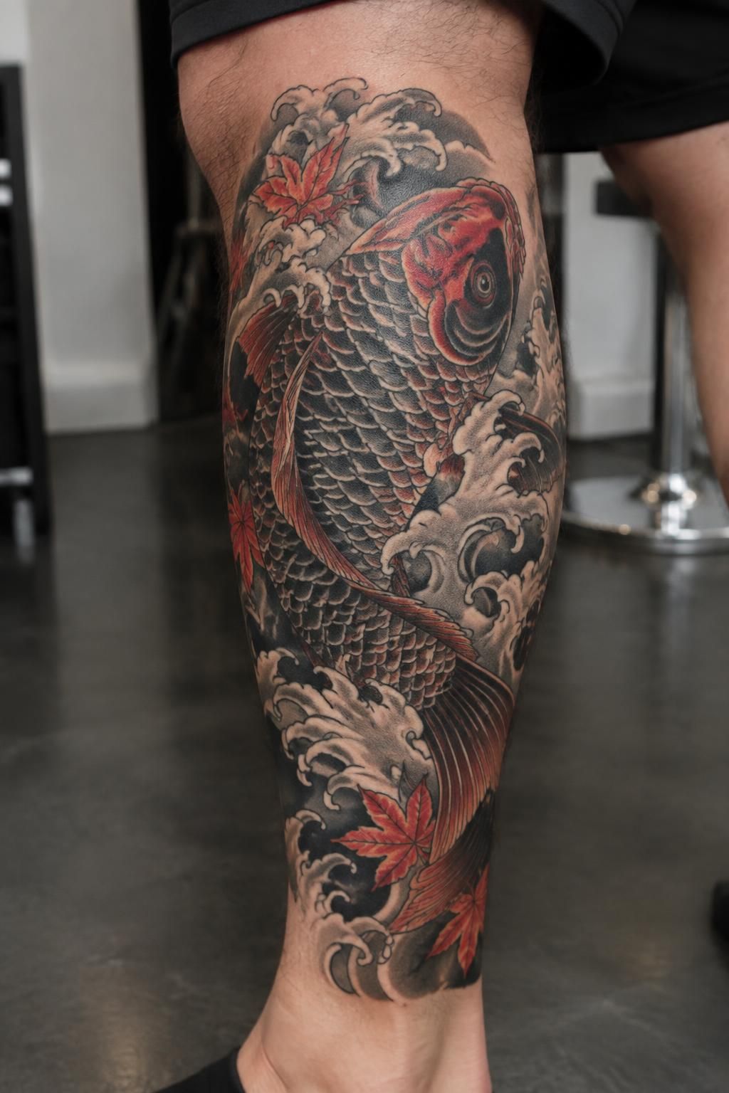 Tatouage mollet : le placement qui monte, entre discrétion et impact 2 découvrez pourquoi le tatouage au mollet séduit : un placement discret au quotidien, mais qui révèle tout son impact quand vous le souhaitez.