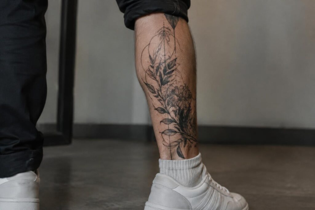 découvrez pourquoi le tatouage au mollet séduit : un emplacement modulable qui allie discrétion au quotidien et impact visuel quand vous le souhaitez.