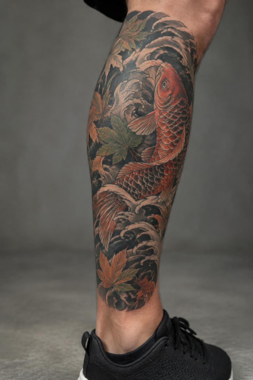 Tatouage mollet : le placement qui monte, entre discrétion et impact 2 découvrez le tatouage au mollet : un emplacement facile à dissimuler ou à révéler, idéal pour allier discrétion, style et impact visuel.