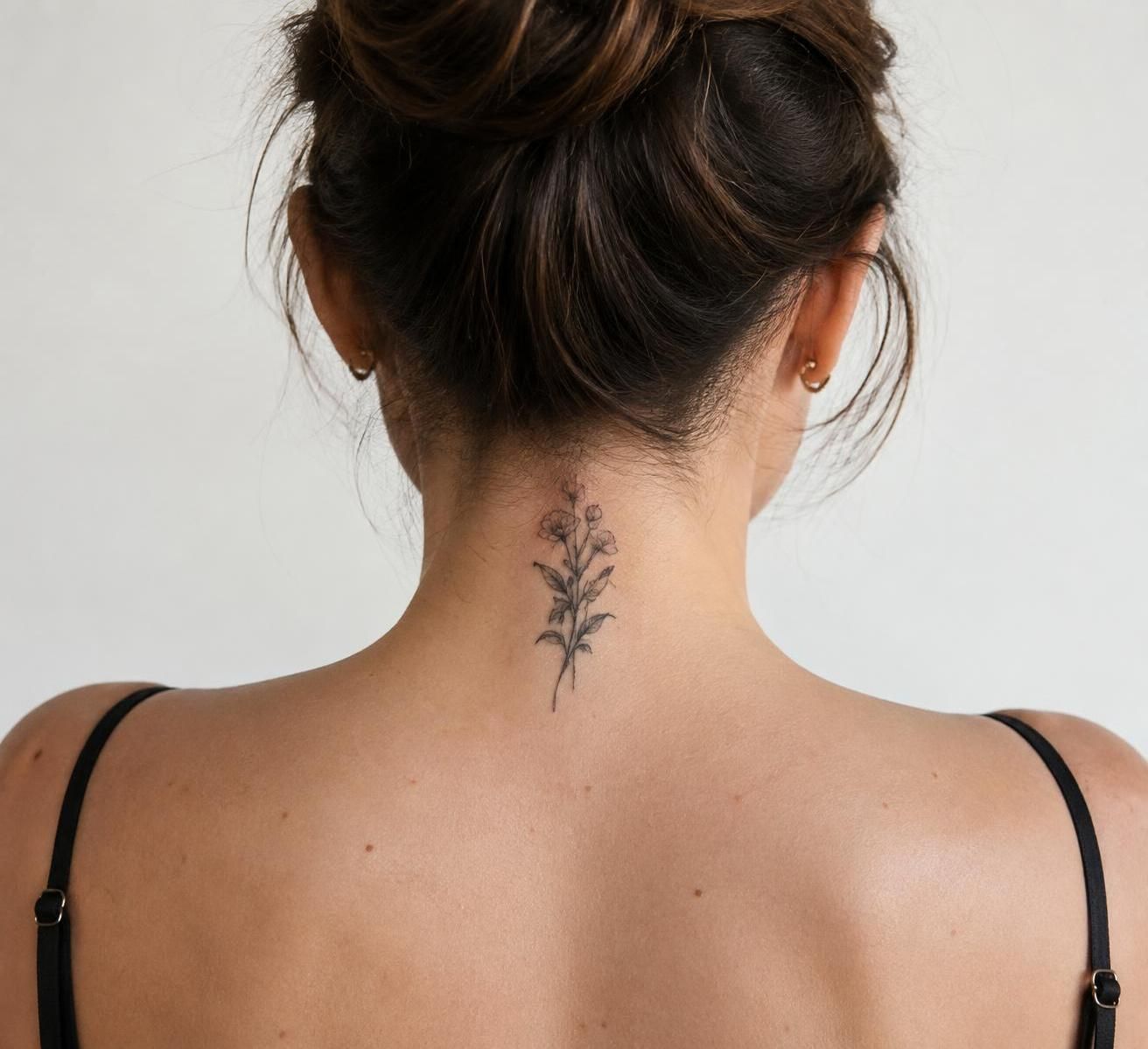 découvrez la symbolique du tatouage dans la nuque chez la femme : un emplacement discret, intime et chargé de sens.