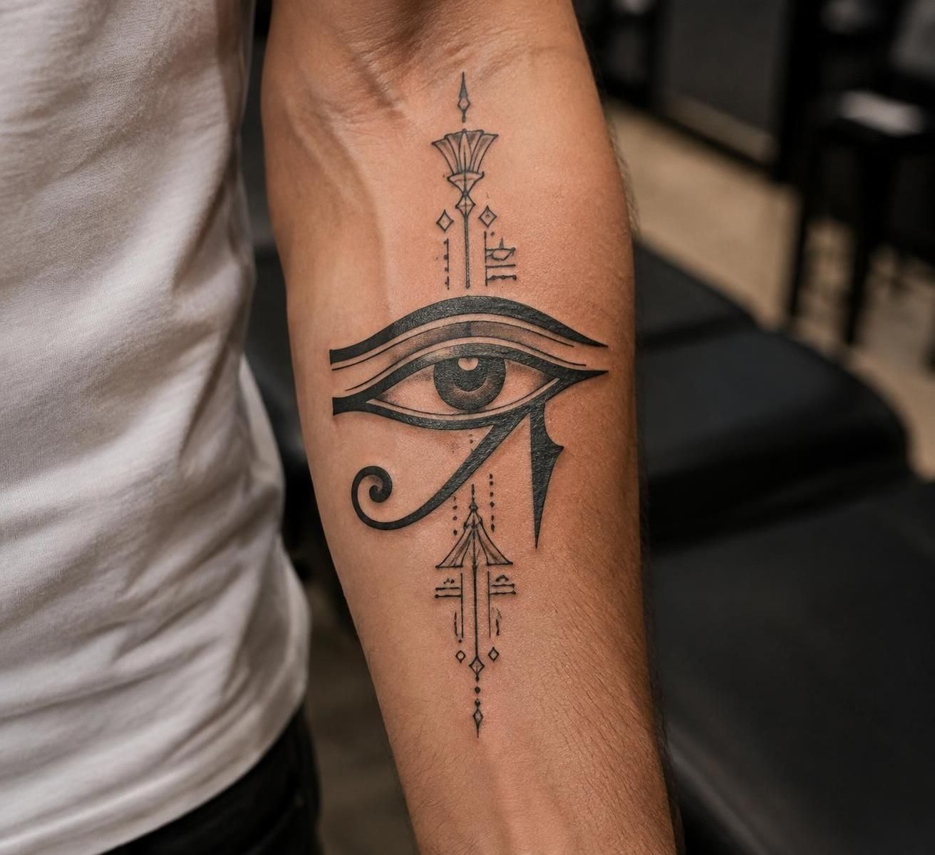 Tatouage œil d'Horus : la symbolique de ce protecteur égyptien 2 découvrez la symbolique du tatouage œil d’horus, emblème égyptien de protection, de guérison et de sagesse, ainsi que ses origines et ses significations.