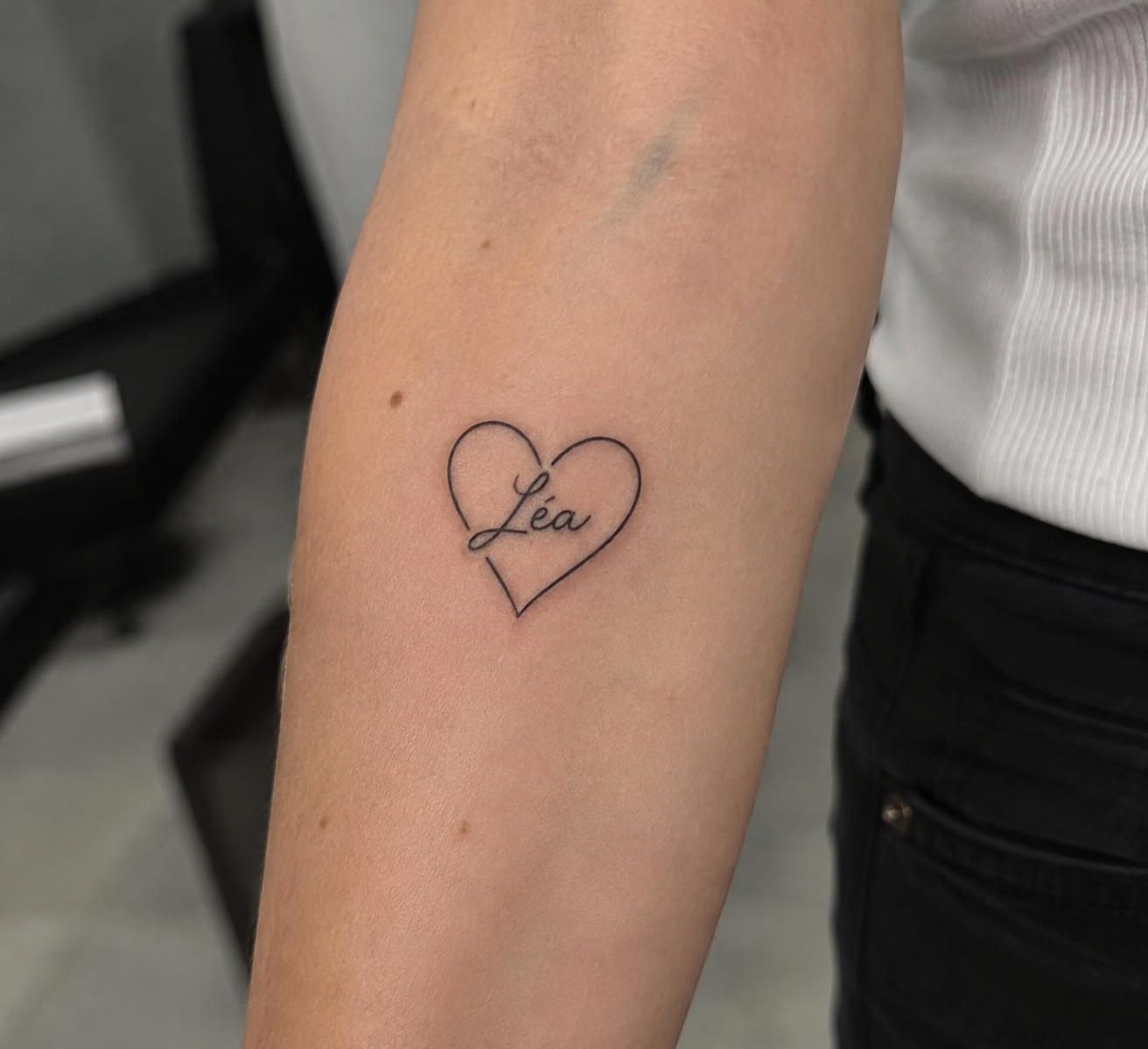 Tatouage prénom cœur : l'association qui a toujours du succès 2 découvrez pourquoi le tatouage prénom cœur séduit toujours : idées de motifs, styles et inspirations pour porter un prénom cher à votre cœur.