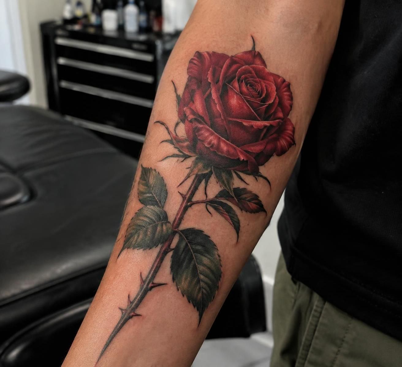 découvre ce que révèle vraiment un tatouage rose : symbolique, personnalité et significations de ce motif floral intemporel.