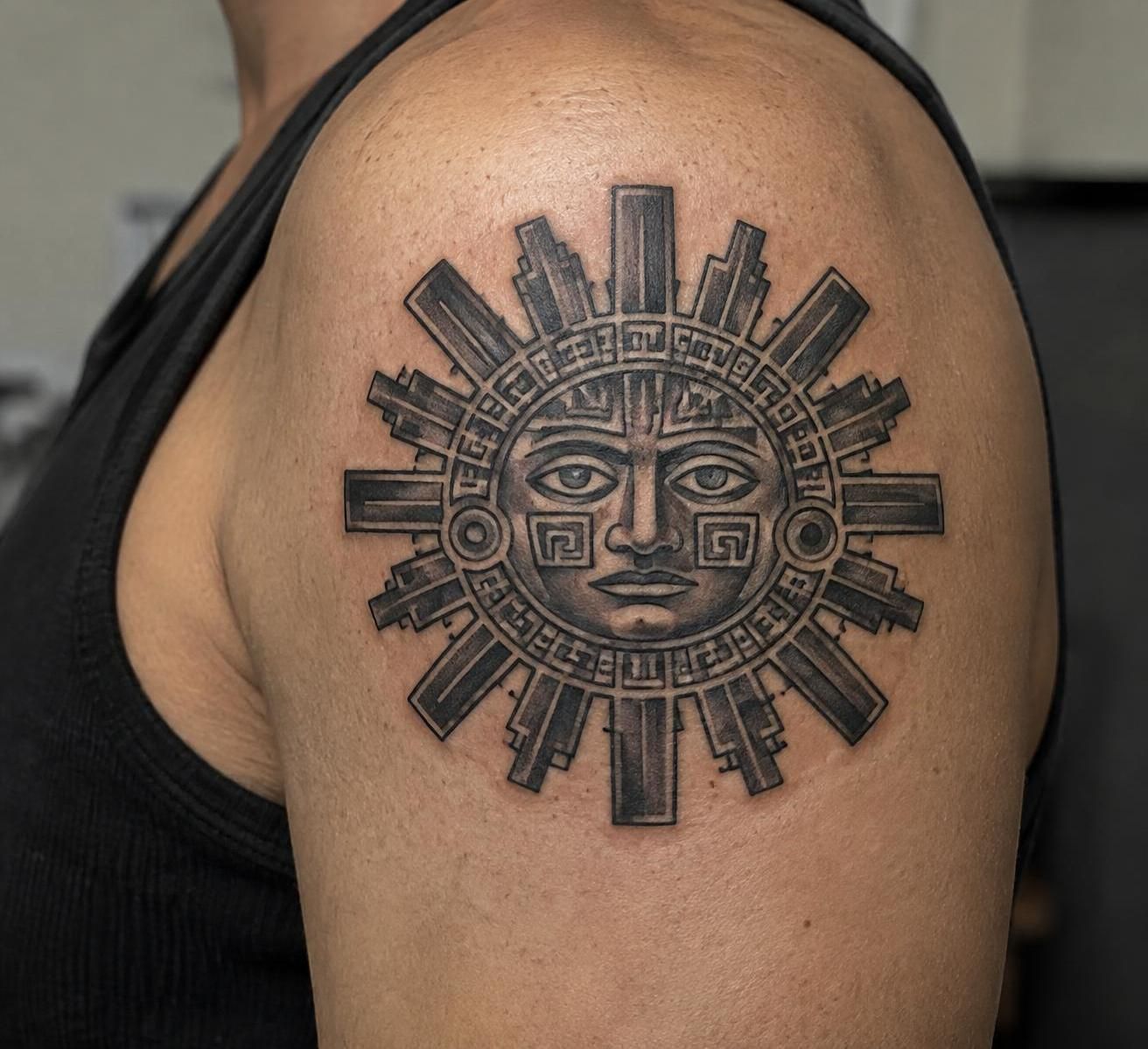 Tatouage soleil inca : la symbolique de cet astre sacré 2 découvrez la symbolique du tatouage soleil inca, un astre sacré associé à la vie, à la puissance et à la spiritualité dans la culture inca.